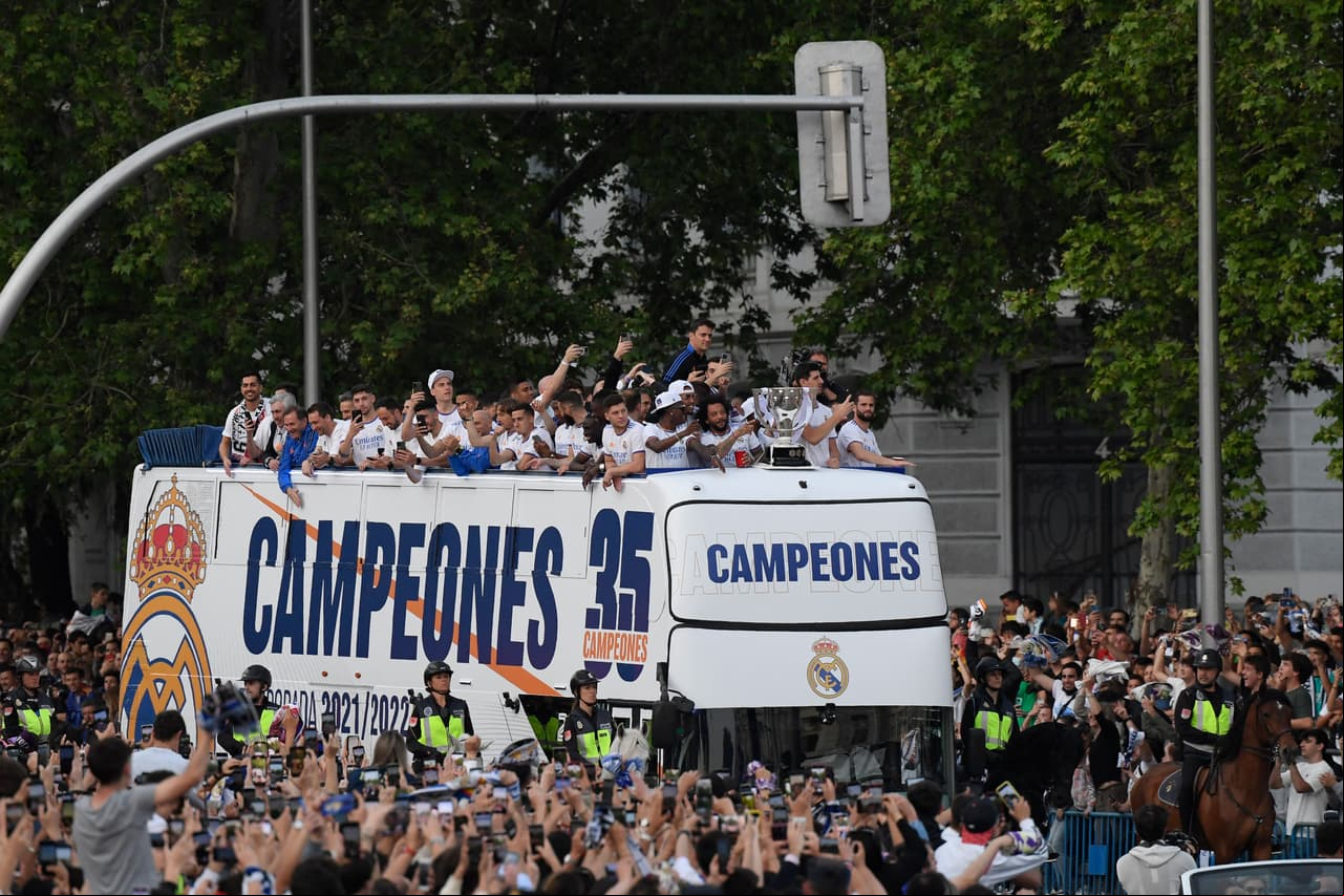 Miles de fanáticos del Real Madrid inundaron las calles de la capital española para festejar en grande el título 14 de la Champions League y el título 36 de LaLiga en un doblete histórico para la afición merengue que se coronó en Cibeles y en el Santiago Bernabéu.