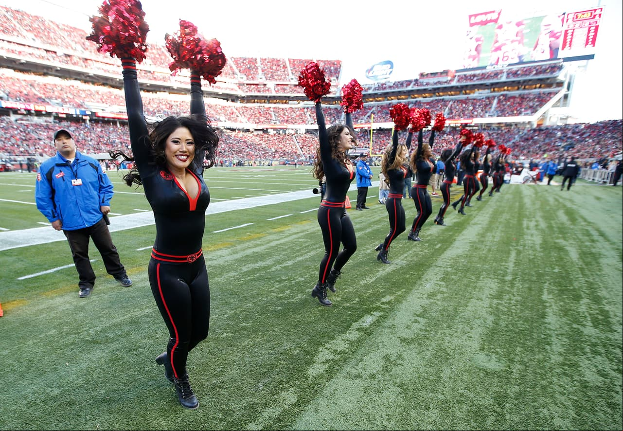 Las cheerleaders de los 49ers lucieron nuevamente estos hermosos diseños que resaltan la belleza de sus figuras. ¡Chécalas en la Semana 12!