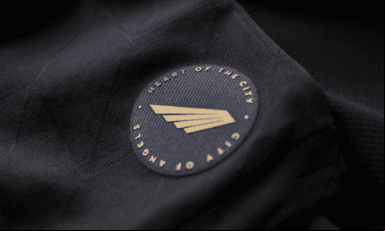 El parche en el uniforme negro hace alusión a la ciudad de Los Angeles