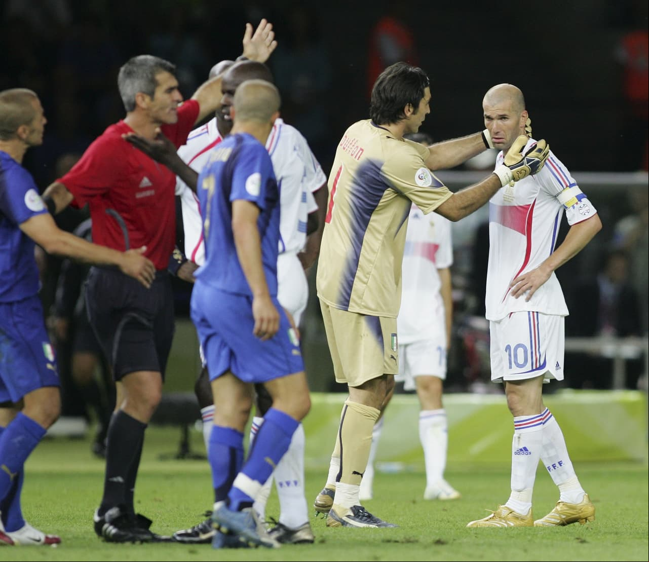 El cabezazo de Zinedine Zidane a Marco Materazzi en la final del Mundial de 2006 fue uno de los hechos insólitos en la historia del torneo. La reacción generó su expulsión y Francia perdió el torneo.