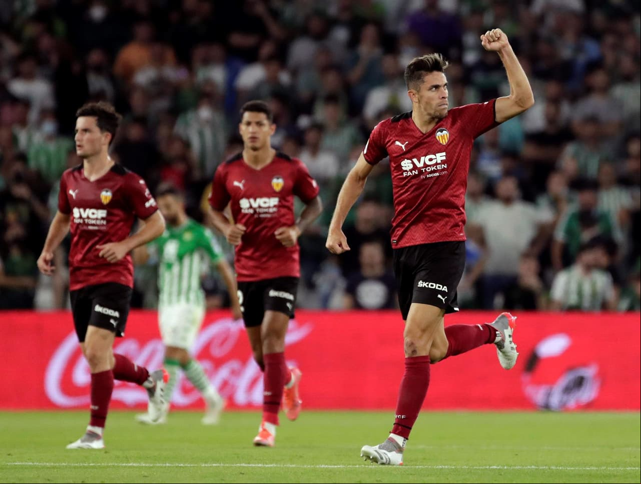 Real Betis golea al Valencia 4-1 durante la Jornada 11 en La Liga. Borja Iglesias, con doblete, ya ponía encima a los béticos en el marcador, pero Gabriel Paulista ya anotaba uno a favor de los Chés y, al final, German Pezzella y Juanmi Jiménez se encargaron de alargar la diferencia y quedarse con la victoria. Guardado ingresó al 63'.