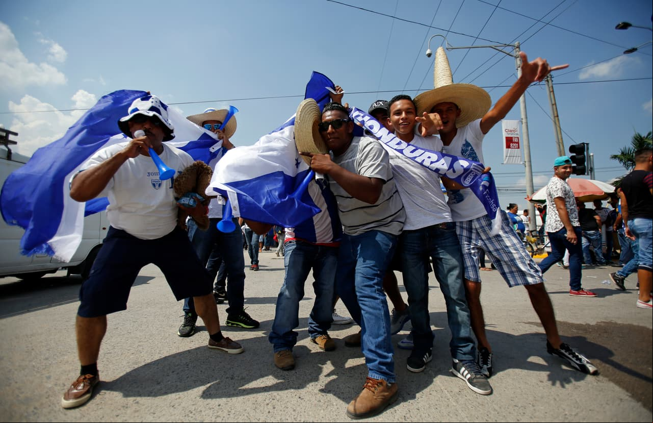 La previa del juego estuvo muy animada y llena de color.