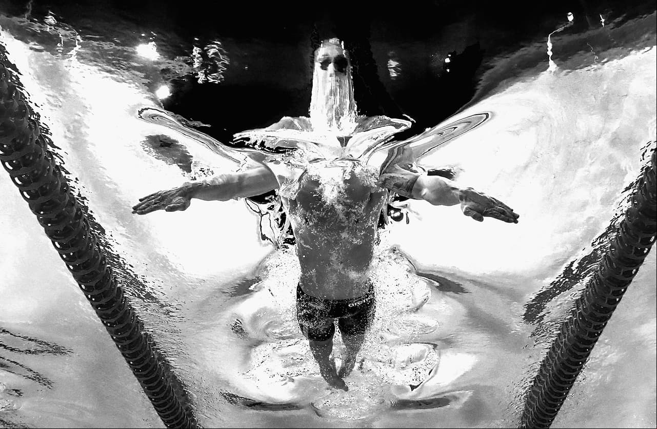 Postales que muestran una visión alternativa del deporte con una imagen única y artística captada por las cámaras fotográficas. Natación en los Juegos de Commowealth.