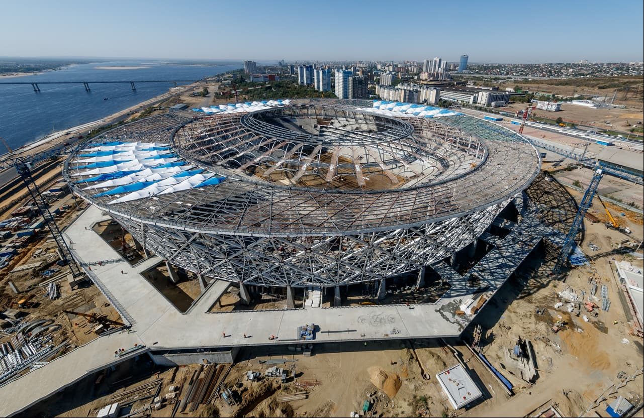 El estadio Volgograd también tiene su interior listo y esta imagen del 22 de agosto de 2017 muestra que aún están pendientes algunos trabajos en su fachada.