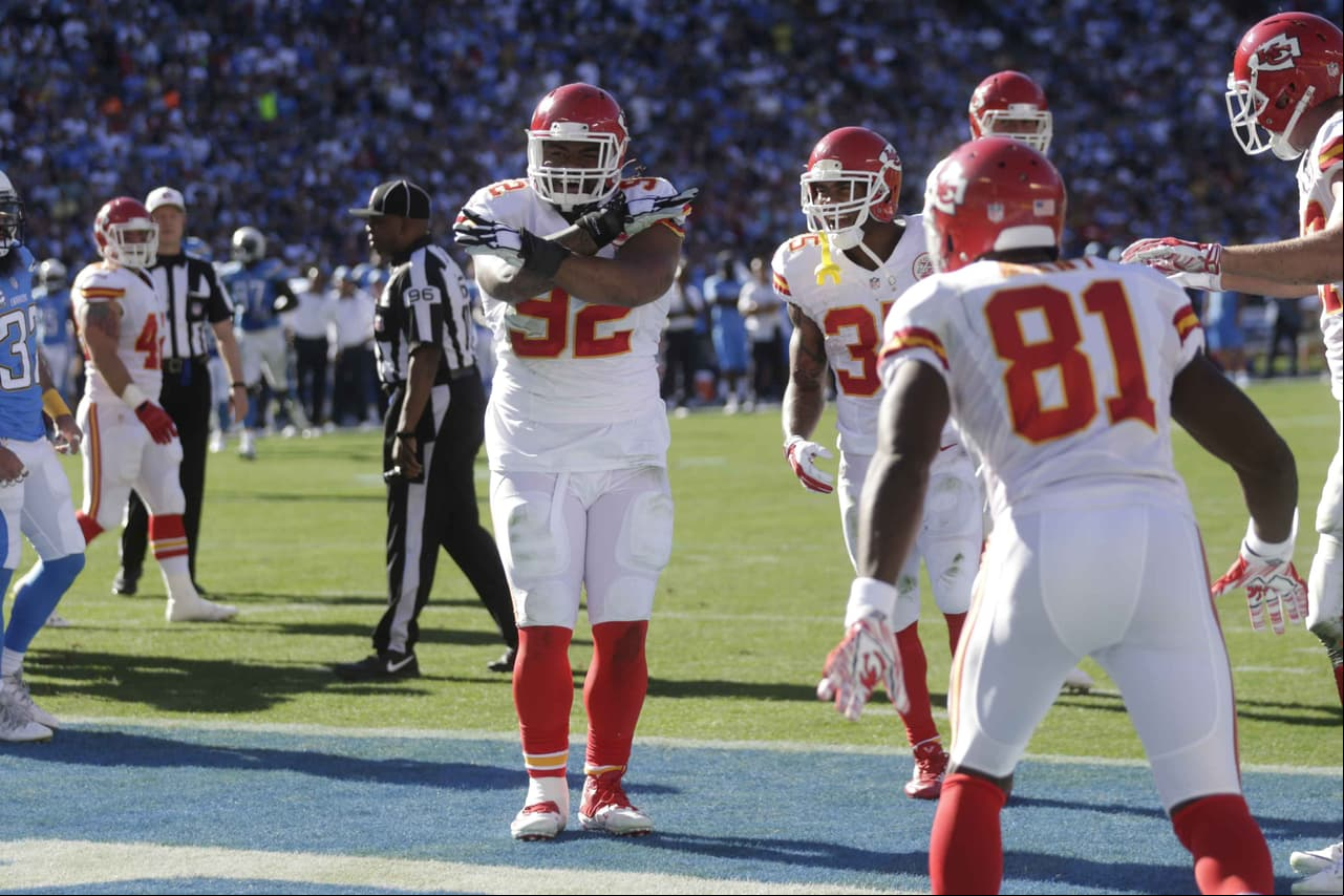 El tackle defensivo Dontari Poe anotó touchdown en acarreo de una yarda para que los Kansas City Chiefs derrotaran 33-3 a los San Diego Chargers.