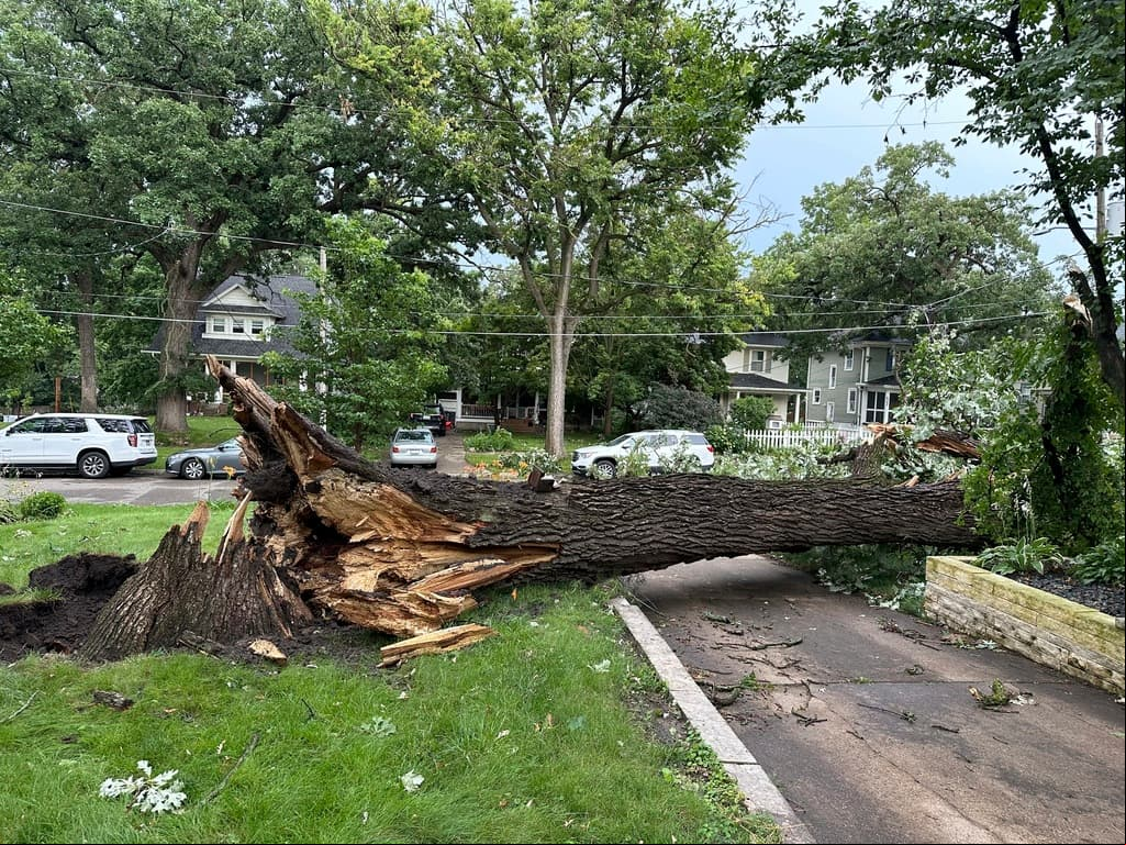 Tormentas severas y tornados azotan el Medio Oeste y dejan sin electricidad a cientos de miles de hogares y negocios