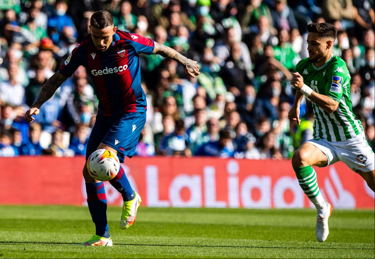 Juanmi Jiménez se luce con hat-trick y el Real Betis derrota al Levante 3-1 durante la jornada 15 en La Liga. Shkodran Mustafi anotó el único gol para la escuadra visitante al minuto 7. El mexicano Andrés Guardado fue titular y Lainez permaneció en la banca.
