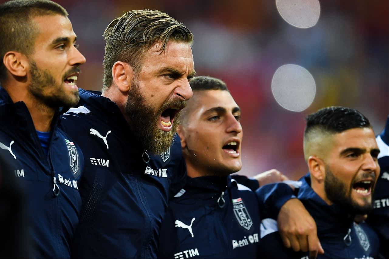Daniele de Rossi, insignia de la 'Azzurra', cantaba a todo pulmón el himno de Italia.