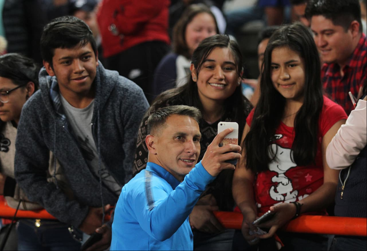 Christian Gimenez es un ídolo del fútbol mexicano y previo al encuentro, aprovechó para tomarse fotografías con la afición presente en el estadio del Pachuca.