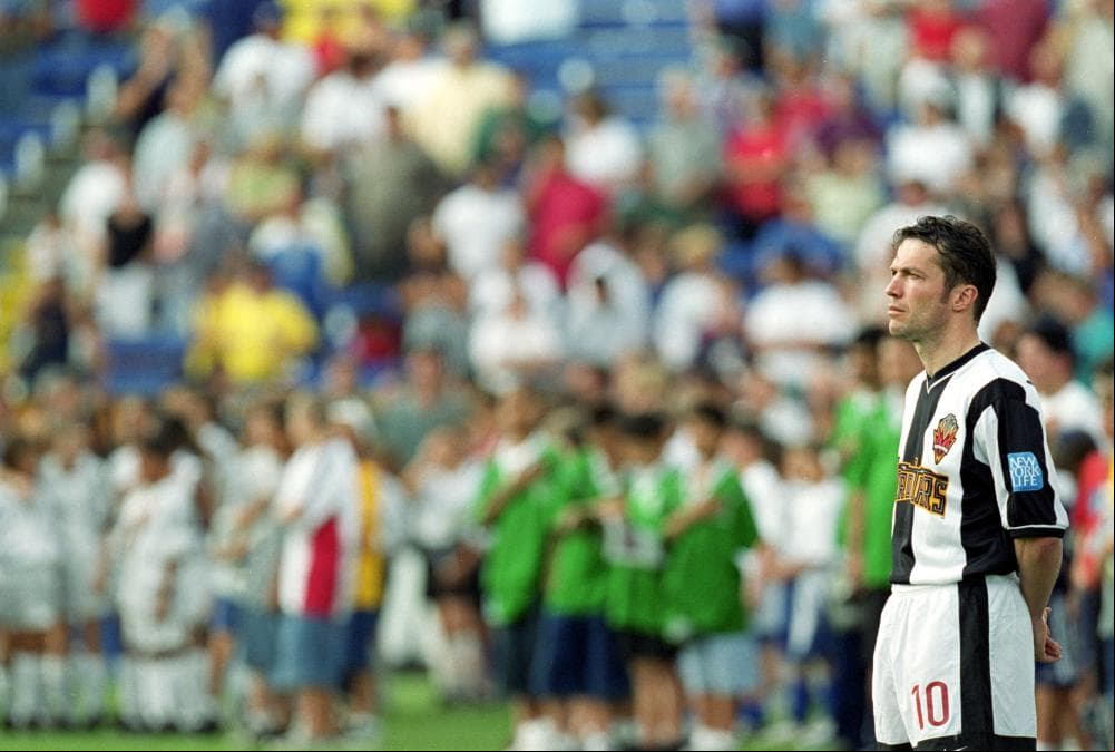 Muchos no lo recuerdan, pero el legendario alemán Lothar Matthaus llegó a jugar en la MLS con los New York Red Bulls en 2000. Con solo 16 partidos jugados, el campeón mundial no fue la figura esperada.