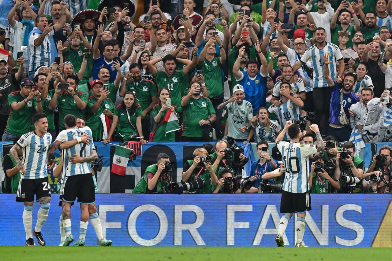La Selección de Argentina sacó los tres puntos tres vencer a México por dos goles contra cero con las anotaciones de Messi y Fernández en el segundo tiempo con lo que se coloca en el segundo lugar del Grupo C y México cae al sótano.