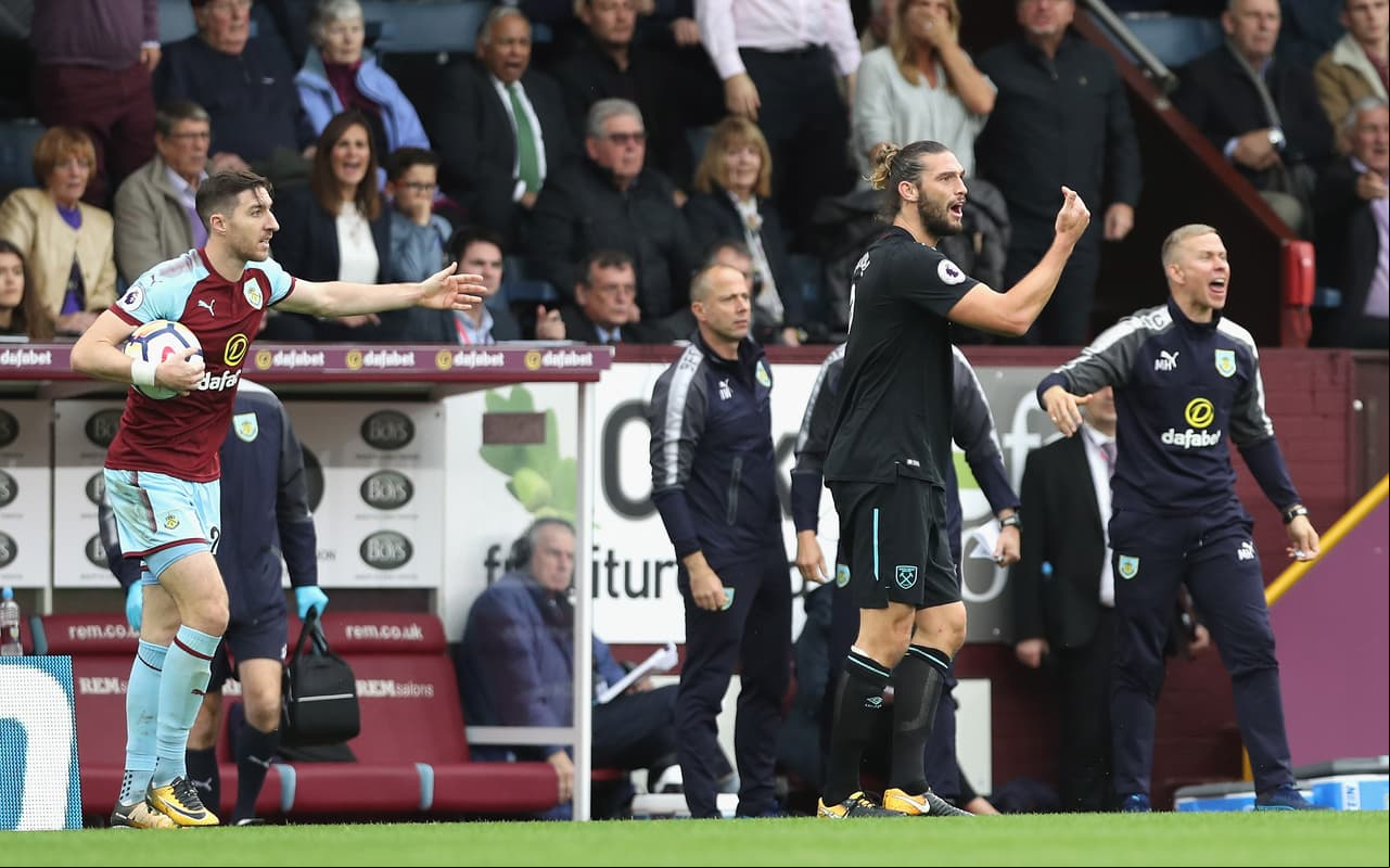 Al minuto 25 llegó la primera amarilla para Andy Carroll, la cual marcaría el destino del partido minutos después.
