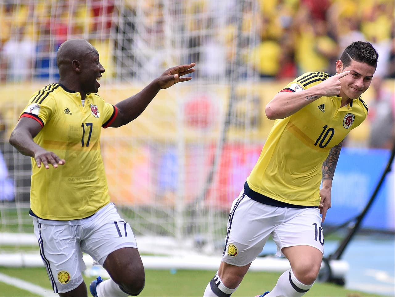 El lateral colombiano al final hizo parte de la celebración del triunfo de Colombia 1-0 contra Bolivia, pero organismos internacionales, como ONU Mujeres, han hecho duras críticas sobre este caso.