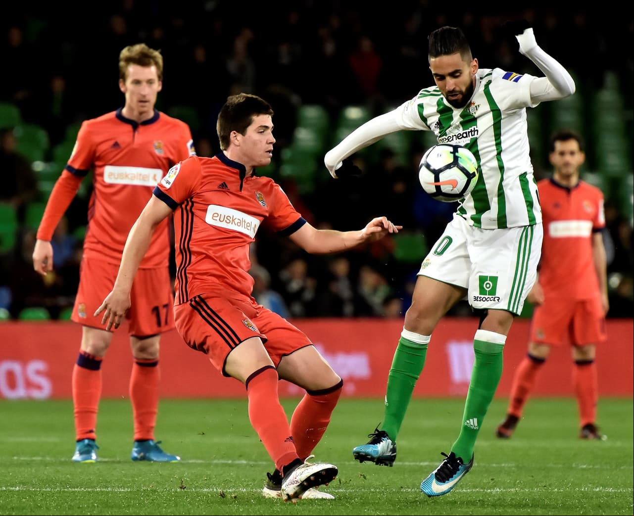 El choque avanzó con el 0-0 y Betis hizo ingresar al campo de una tacada a Ruben Castro y Joaquín Sánchez por Sergio León y el argelino Ryad Boudebouz para buscar mordiente.