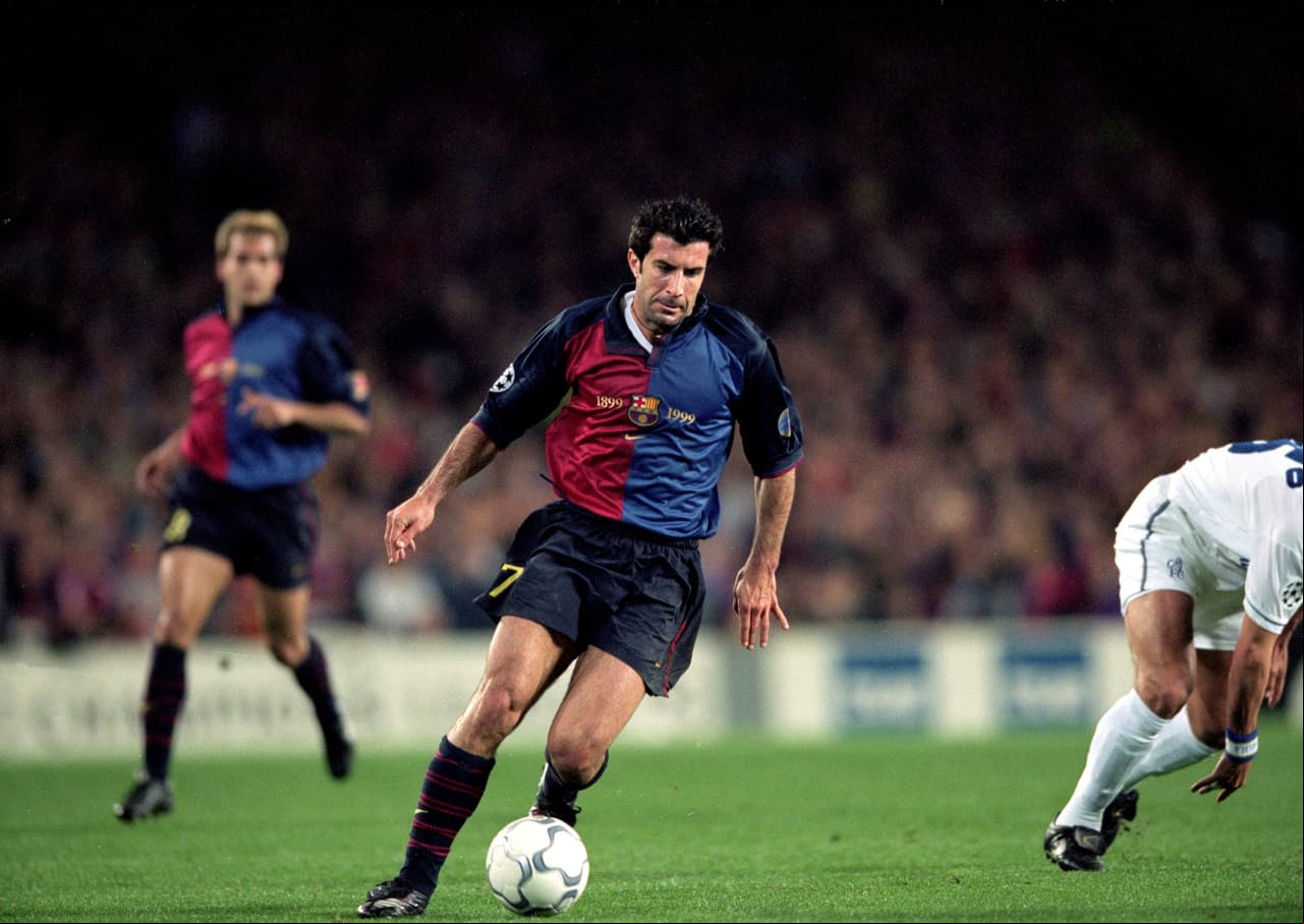 El portugués Luis Figo llegó en 1995 como reemplazo de Laudrup (de la mano de Cruyff) y demostró con su talento que podía hacer vibrar a la afición culé. Dos Ligas, dos Copas, una Supercopa de España, una Recopa de Europa y una Supercopa de Europa fueron el legado antes de irse a Real Madrid, loque sería considerado como una gran traición.