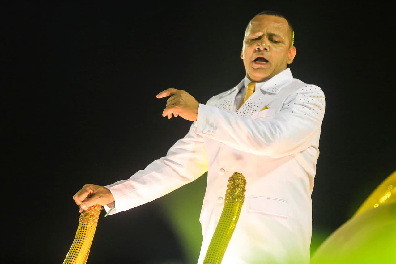 Su padre, quien es figura pública en Brasil cuando hay carnaval de Samba en Río de Janeiro, ha ingeniado un plan para convertirlo en el jugador mejor pagado del mundo en París.