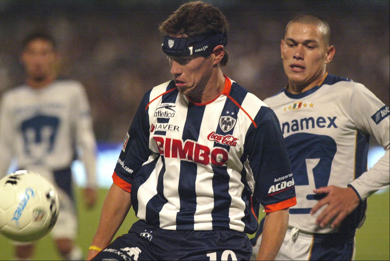 Las buenas actuaciones de Verón en el 2004 fueron coronadas venciendo al Monterrey en la gran final (recordemos que Pumas pasó a esa liguilla como octavo de la tabla).