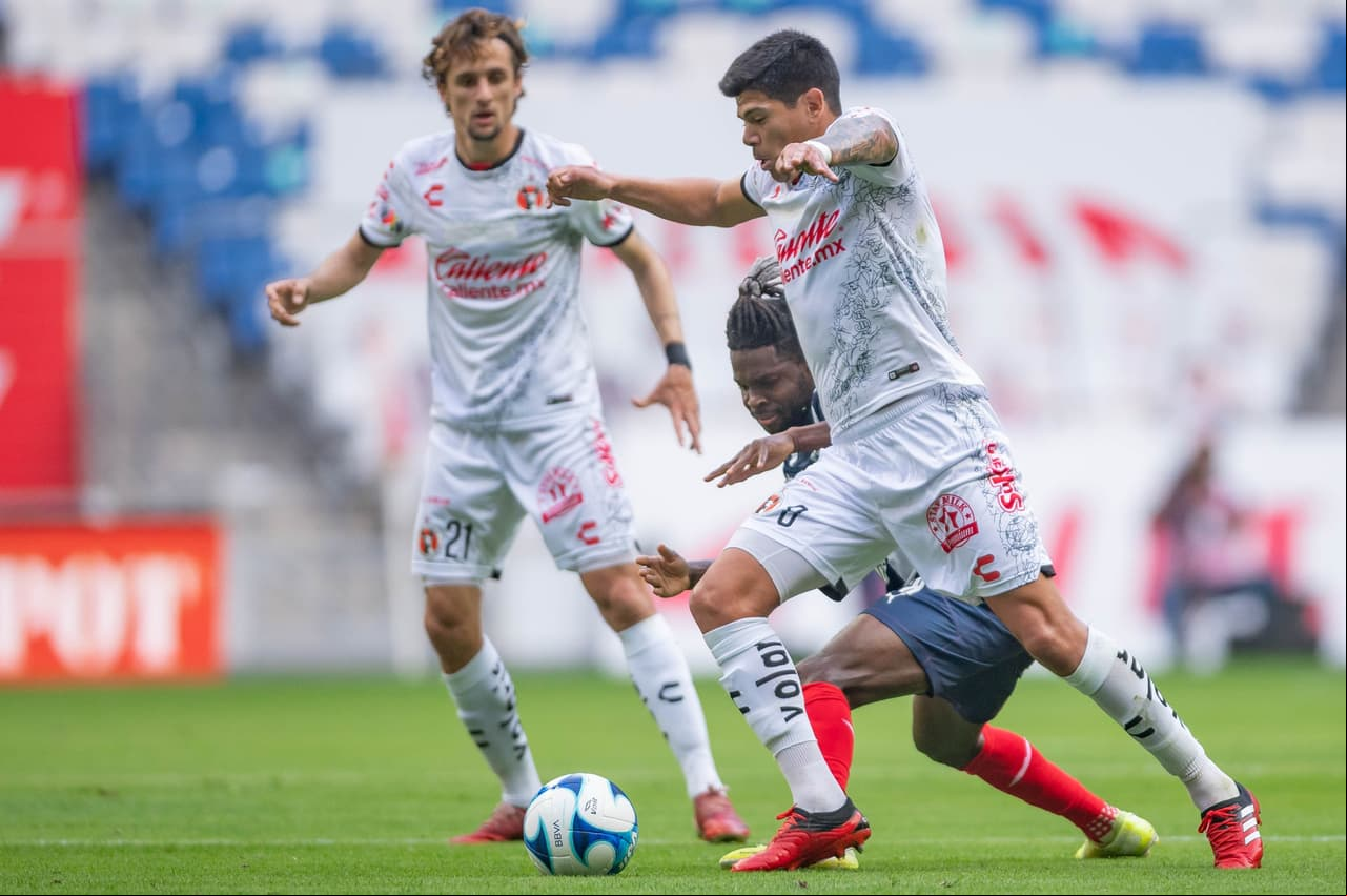 En un duelo muy cerrado, las anotaciones de Maxi Meza y Mauro Manotas hacen que Monterrey y Tijuana dividan los puntos. Los regios acumulan una racha de tres encuentros sin poder ver la victoria. Con el empate Xolos se mantiene en la cuarta posición de la tabla con 13 unidades.