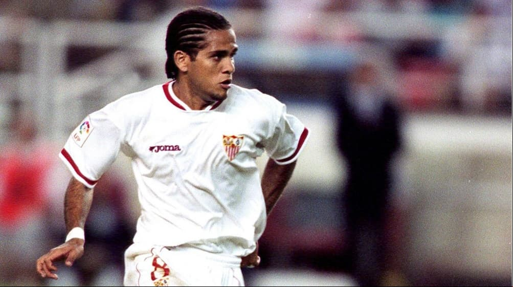 En el 2002 llegó al Sevilla con quien levantó cinco títulos en seis años, antes de ser traspasado al Barcelona.
