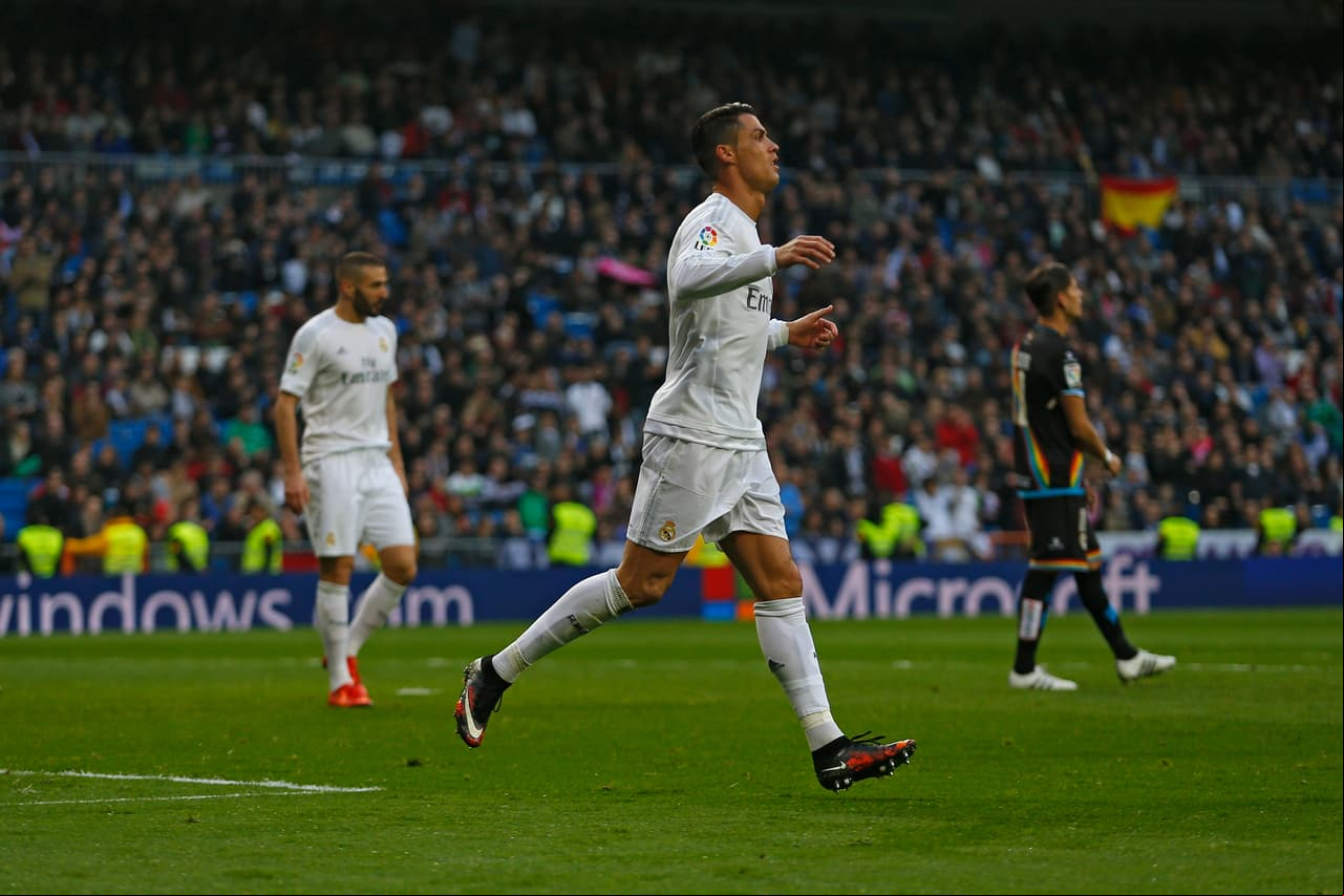 Real Madrid arrancó el segundo semestre de 2015 muy mal y los hinchas pitaron a sus jugadores, por lo que CR7 al anotar contra Rayo Vallecano les dedicó un 
<b>"así no"</b> muy evidente.