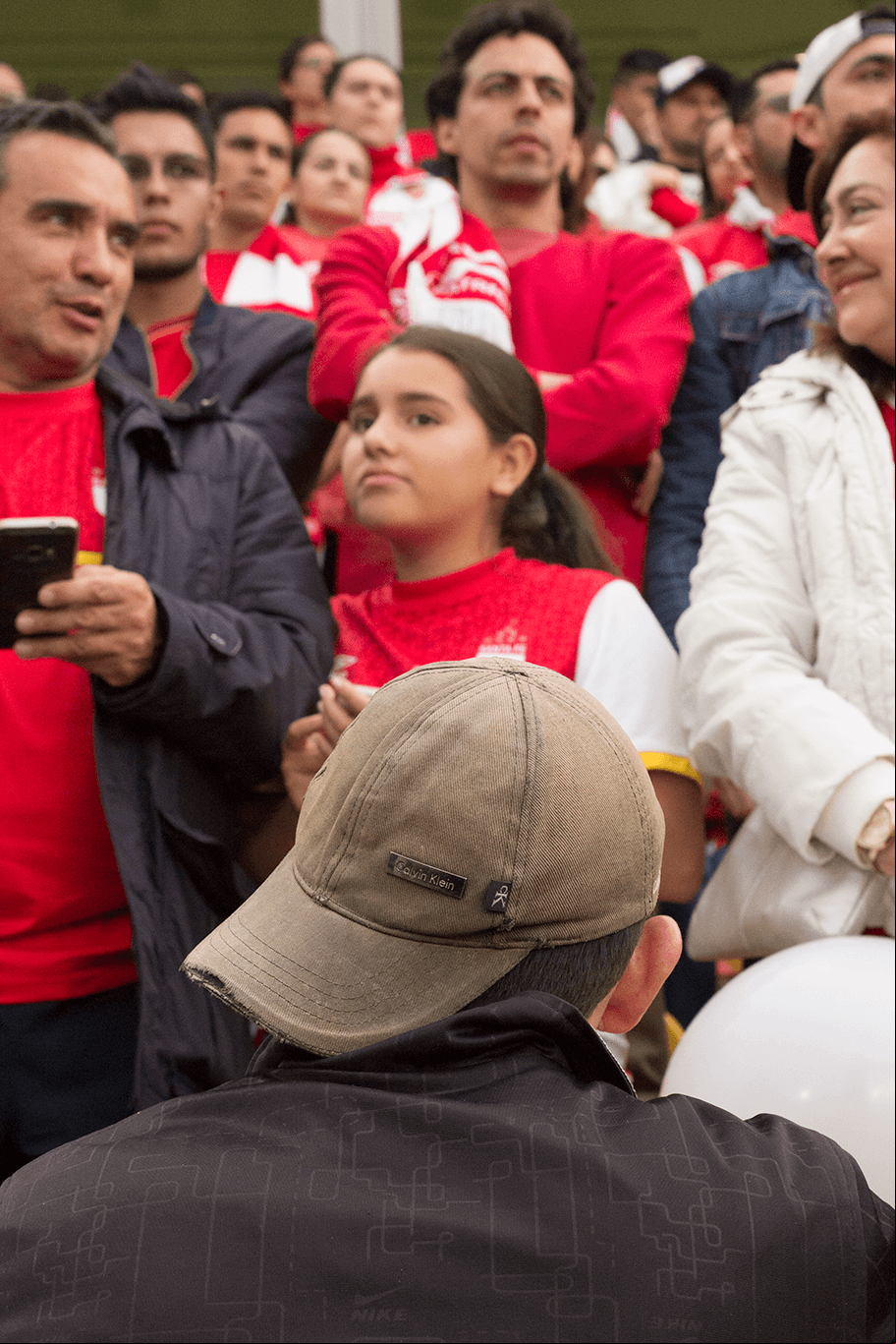 José Richard era el único hincha de Millonarios entre la multitud albirroja de Santa Fe.