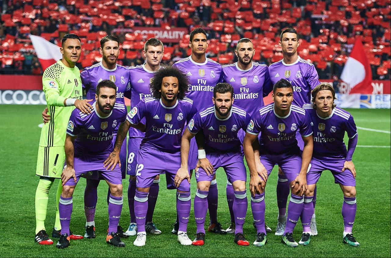 El Real Madrid vio finalizada su racha de 40 partidos invictos, la más larga en la historia del fútbol español, con su derrota el domingo ante el Sevilla por LaLiga. Pero, ¿cómo se compara a los máximos registros sin derrota del fútbol moderno?