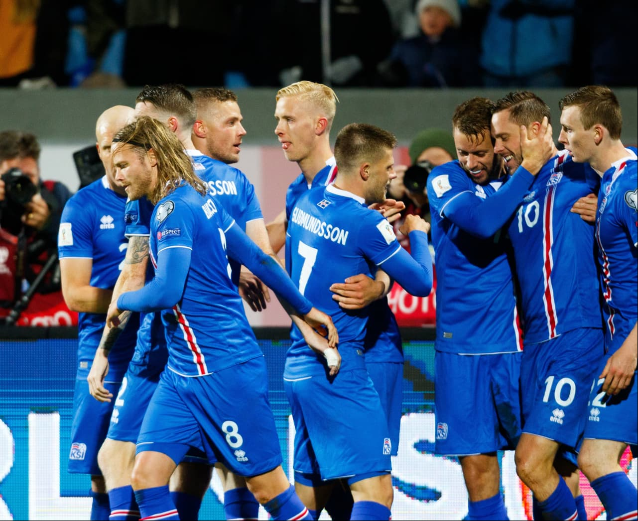 Al mismo tiempo, Ucrania y Croacia empataban, haciéndole el paso más sencillo a Islandia.