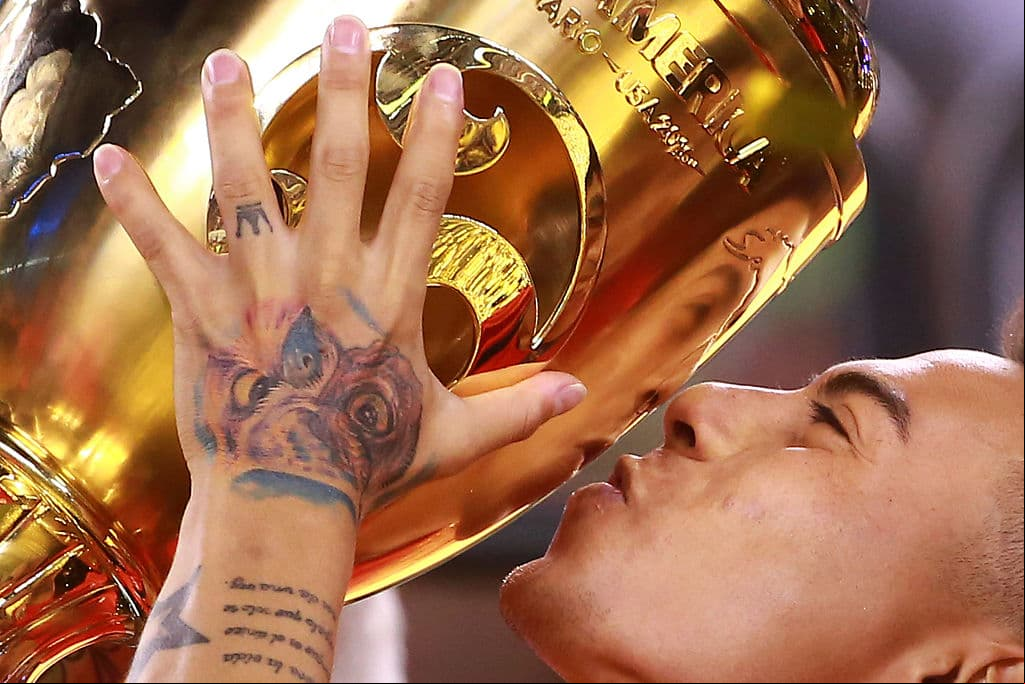 Eduardo Vargas besando el preciado trofeo.