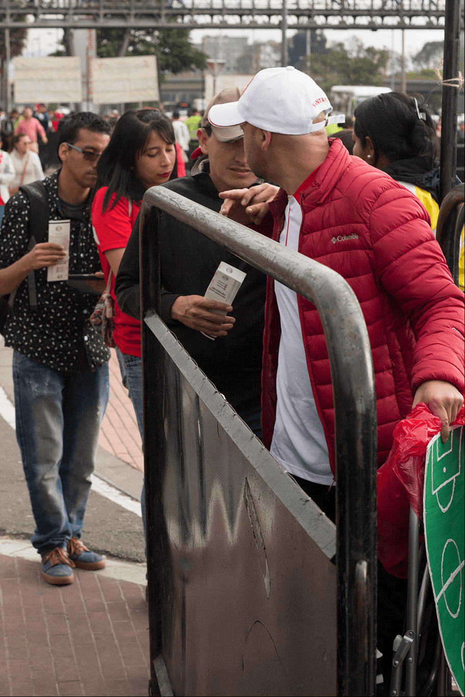 En el paso por el segundo anillo de seguridad, se ve cómo José Richard se aferra a su boleto de entrada, como el objeto más preciado de esa tarde. La otra mano es guiada por César para pasar el filtro de entrada.