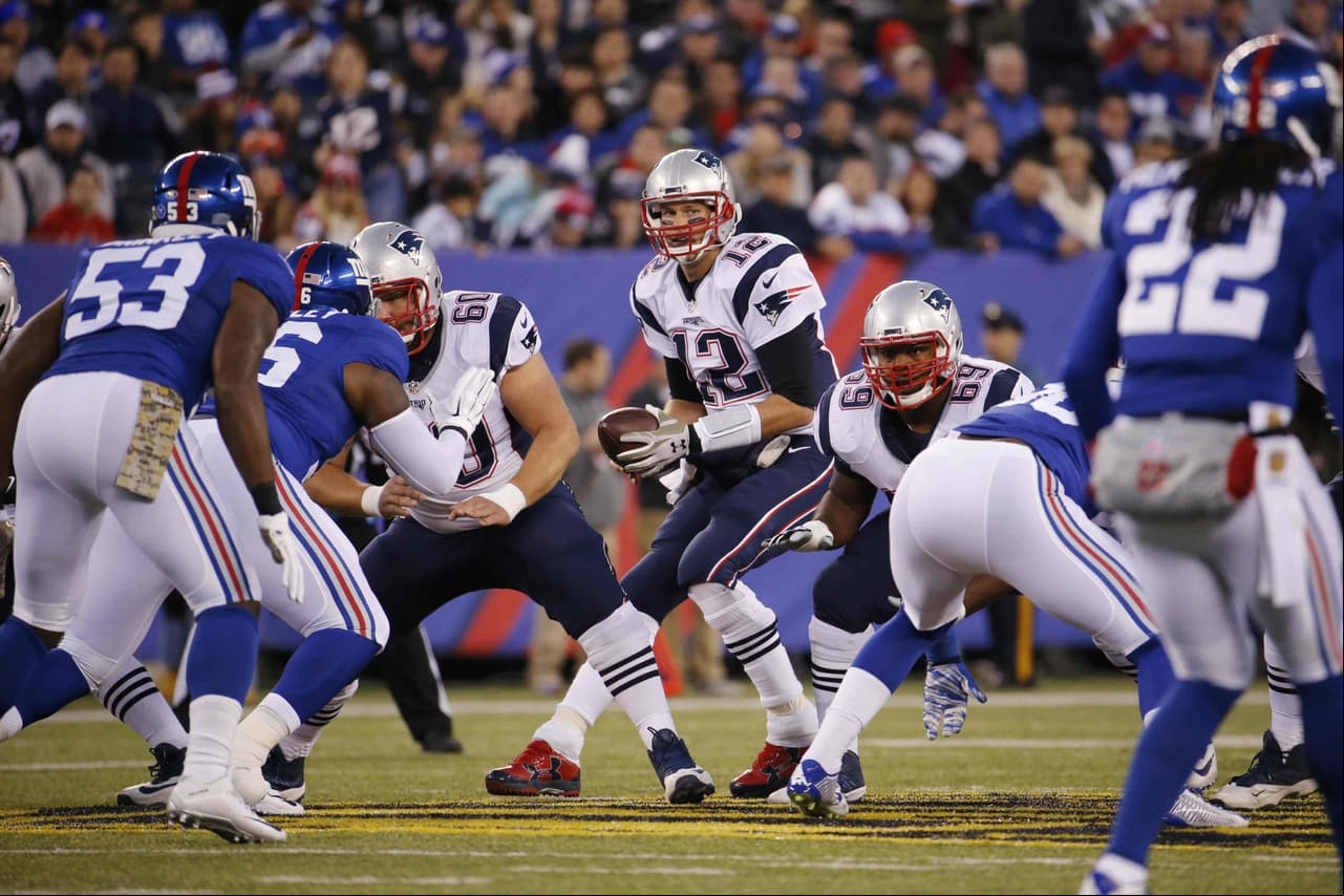 2. TOM BRADY - Contra los Giants completó 26 de 42 para 334 yardas con 2 de touchdowns y una intercepción pero, como en sus mejores tiempos, encabezó la serie ofensiva en el momento dramático para ganar un partido que se suponía iba a perder y se sacudió de la mente las derrotas ante los neoyorquinos.