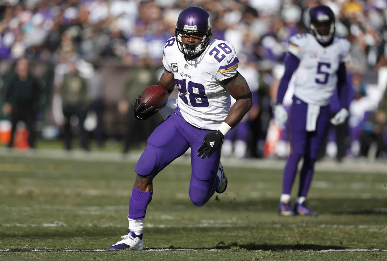 1. ADRIAN PETERSON - Tuvo 26 acarreos para 203 yardas con un touchdown de 80 yardas en la victoria sobre los Oakland Raiders. Es el sexto partido en su carrera en que supera las 200 yardas terrestres. Está cerca de las mil yardas, cifra que superaría por séptima vez en 9 años de carrera. Ya rebasó las 11 mil yardas por carrera.