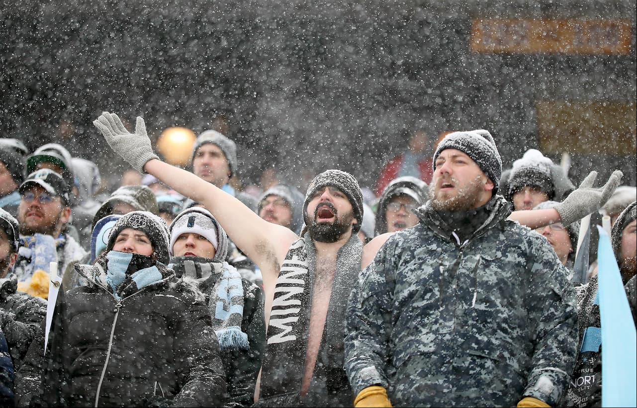 En la tribuna los aficionados de los 'Loons' no se dejaron espantar por la fuerte nevada, y el frío inclemente, gozandop cada minuto del partido y alentando sin parar.