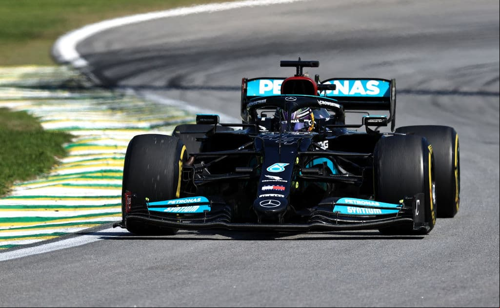 Lewis Hamilton se lleva el Gran Premio de Brasil de la Formula 1, dejando a Max Verstappen en segunda posición y Valtteri Bottas en tercero, logrando el 1-2 para Mercedes Benz; el piloto mexicano Sergio Pérez quedó en cuarta posición.