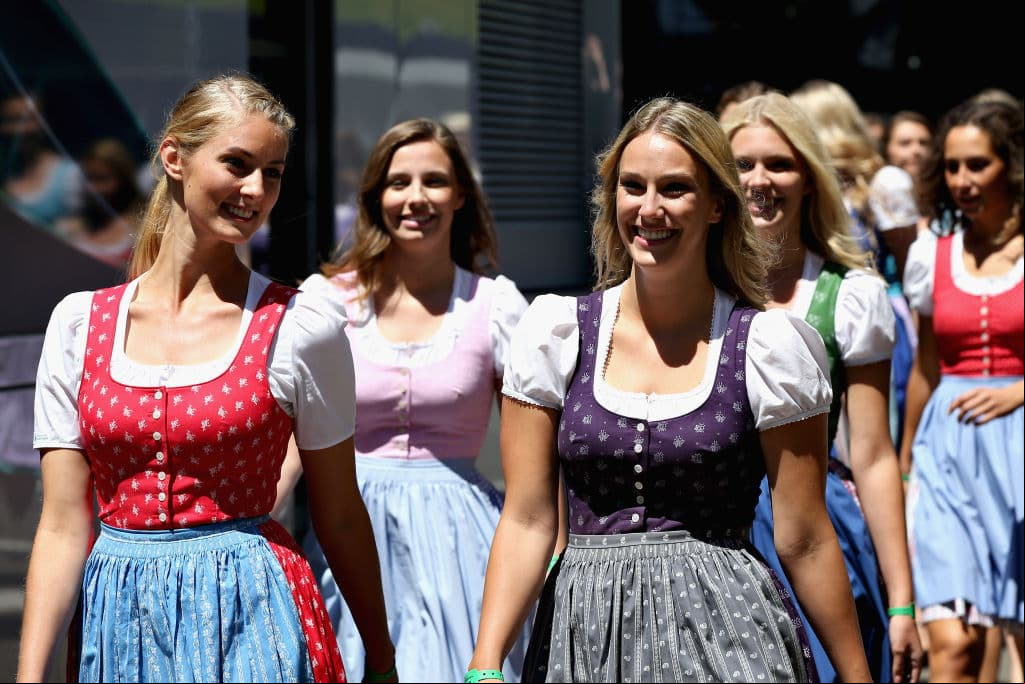 Los atuendos típicos locales, la fiesta de los anfitriones de Redbull Racing y la celebración del cumpleaños 29 de Daniel Ricciardo prendieron el colorido fuera de pistas del Gran Premio de Austria.