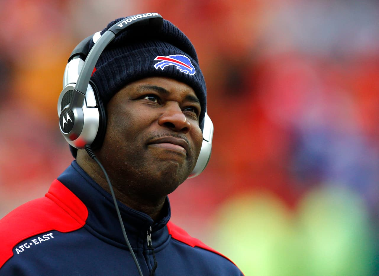 12.- Perry Fewell (Bills 2009).- El coordinador defensivo Fewell fue ascendido a entrenador en jefe interino de los Bills en 2009 donde dirigió los últimos siete juegos de la temporada con marca de 3-4 (AP-NFL).