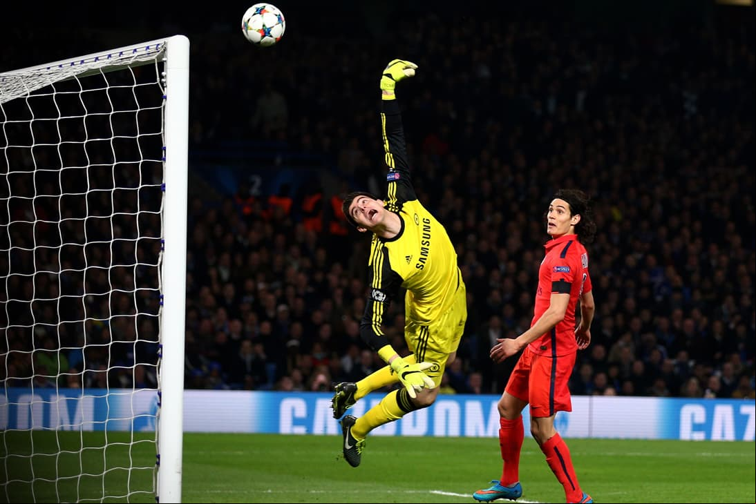 3. Chelsea vs. Paris Saint-Germain – UEFA Champions League: Thibaut Courtois también falló en su cálculo pero dejó esta linda fotografía de su volada. Fue un cabezazo d Thiago Silva el que lo superó.