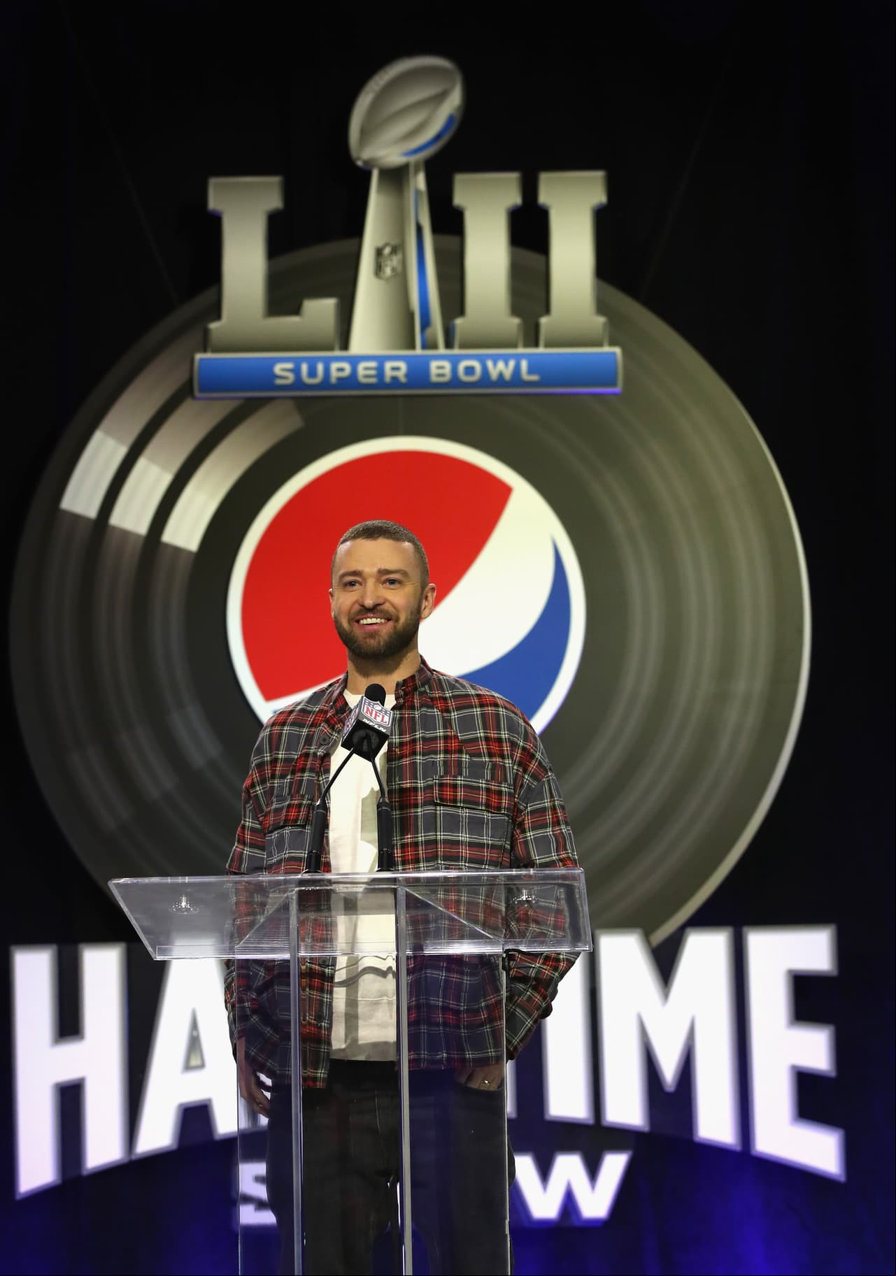 En la rueda de prensa previa al esperado partido, el cantante aseguró que no habrá sorpresas como sucedió en sus presentaciones pasadas, especialmente cuando compartió escenario con Janet Jackson.