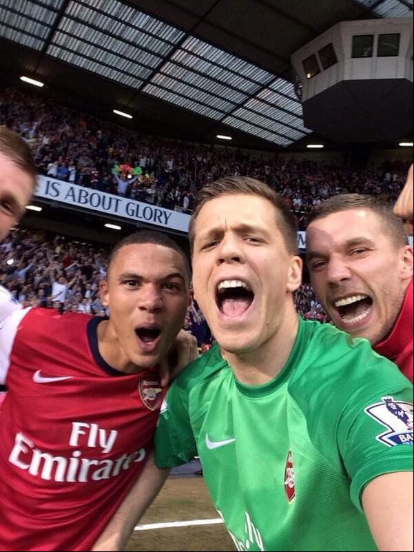 El Arsenal le ganó el derbi del Norte de Londres al Tottenham –en White Hart Lane– en mayo de 2014 y al final del partido variso jugadores 'Gunners' decidieron tomarse una selfie, lideraros por Wojciech Szczesny