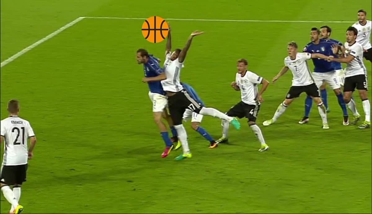 Los s en las redes sociales hicieron mofa de la postura poca ortodoxa con la que el defensa alemán atacó la pelota para el penal con el que empató la Azzurra.