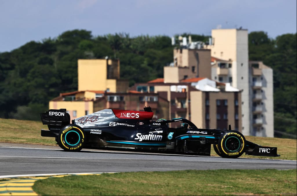 Lewis Hamilton se lleva el Gran Premio de Brasil de la Formula 1, dejando a Max Verstappen en segunda posición y Valtteri Bottas en tercero, logrando el 1-2 para Mercedes Benz; el piloto mexicano Sergio Pérez quedó en cuarta posición.
