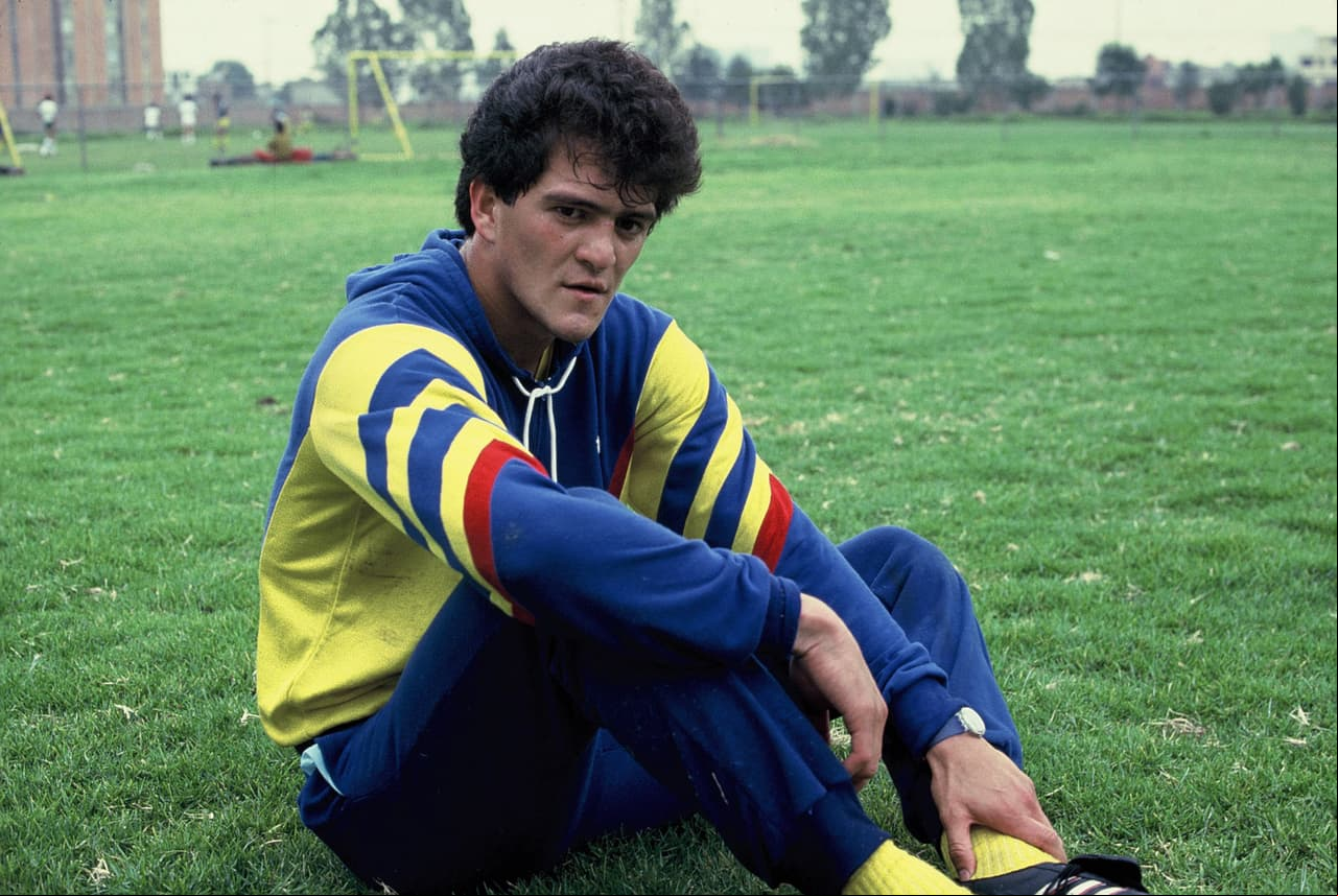 ‘El grandote de cerro azul’, Carlos Hermosillo, estuvo en América de 1983 a 1989 y en el año 2000, con 104 goles a su favor, pero después, en el 2001, se fue a Chivas y les dio 25 goles.
<br>