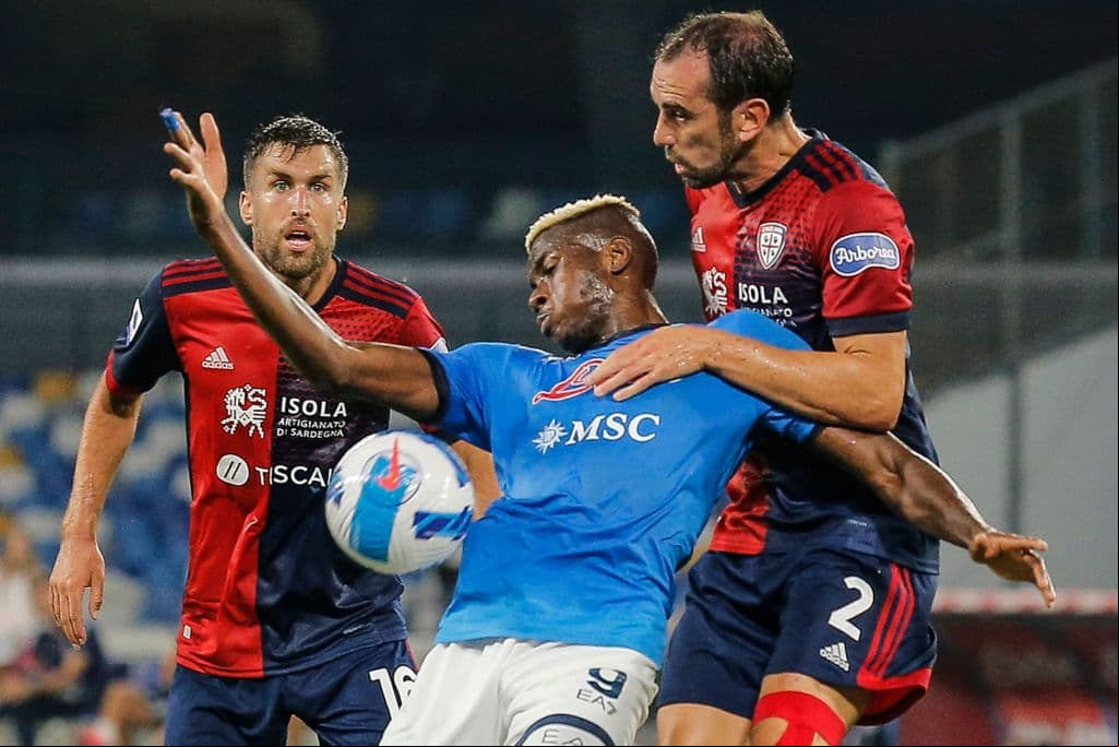 Con anotaciones de Victor Osimhen (11') y Lorenzo Insigne de penalti (57'), el Napoli se impone ante Cagliari 2-0 durante la Jornada 6 en la Serie A. Hirving Lozano jugó los 20 últimos minutos del encuentro y la escuadra 'Azzurra' sigue super líder de la tabla.