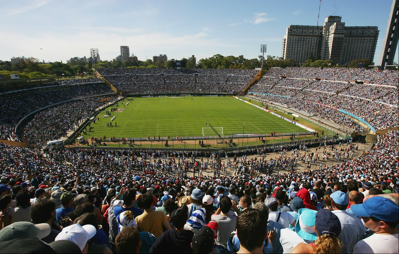 <b>Estadio Centenario (Uruguay 1930) - </b>90,000 espectadores.