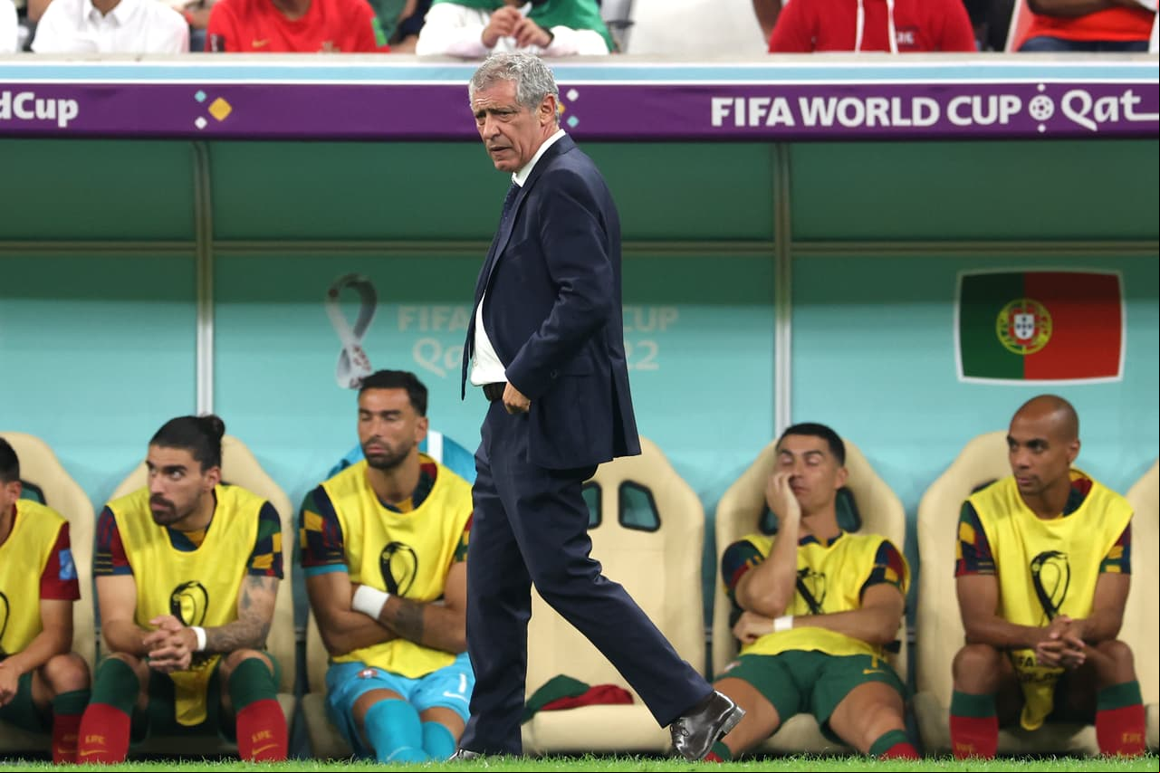 El entrenador Fernando Santos veía el partido con calma.