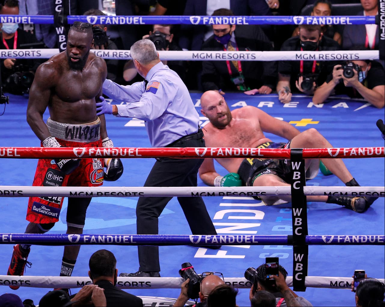 Round del Año: Fury vs. Wilder III (R4). El cuarto asalto de la trilogía dejó a todos al borde de sus asientos cuando ambos peleadores visitaron la lona para firmar el round más emocionante del 2021.