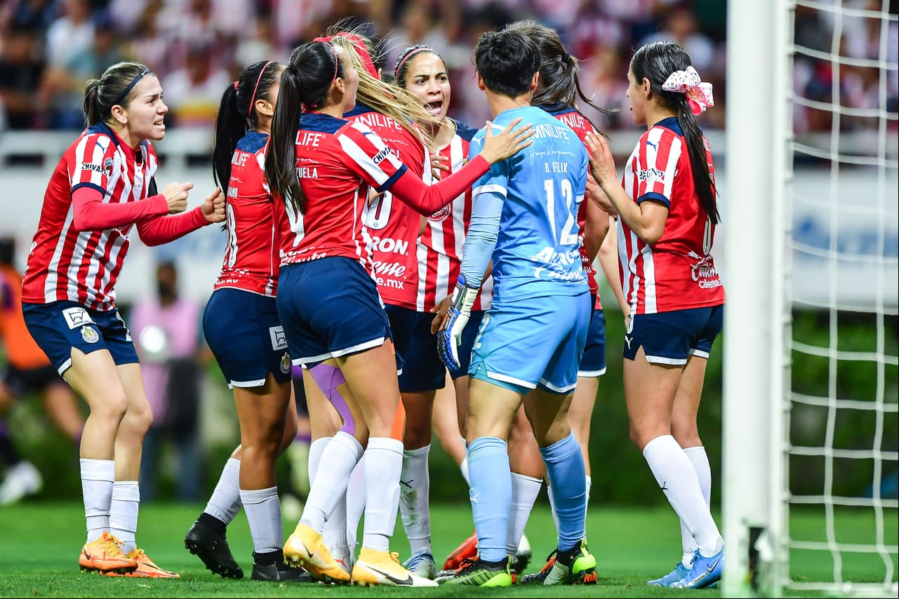 Chivas cayó en la vuelta, pero se impuso en el global gracias al triunfo en la ida y Blanca Félix se erigió como la heroína tras atajarle un penal a Charlyn Corral.