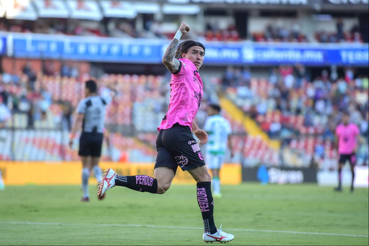 Con doblete de Ayrton Preciado al 4' y al 28' y gol de Diego Valdés al 87', Santos sale victorioso en su visita a Querétaro 2-3.