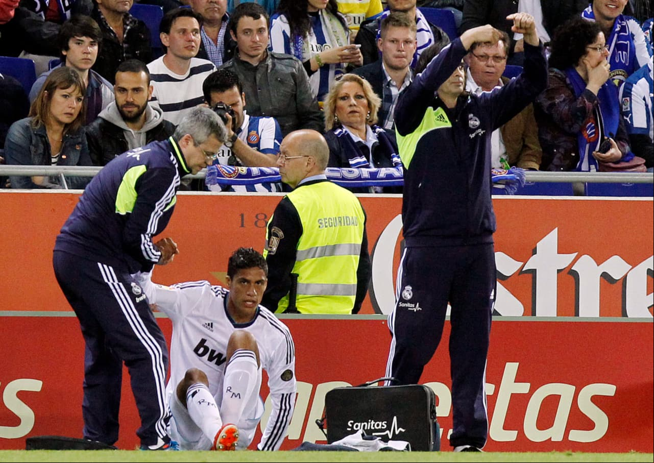 Se dice que Raphael Varane no ha estallado entre los mejores defensas del mundo por culpa de sus constantes lesiones.