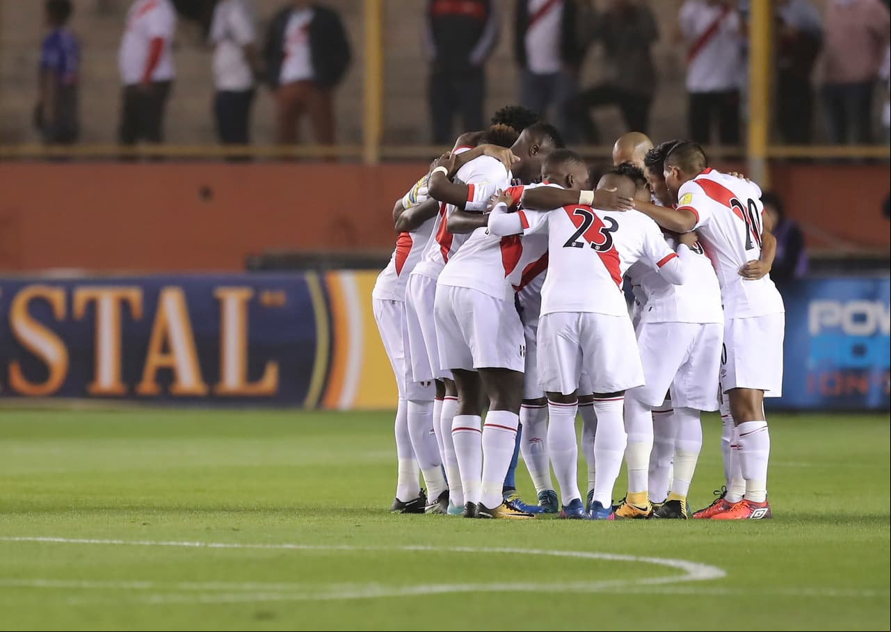 LIMA, PERU - AUGUST 31: Players of Peru huddle prior a match between Peru and Bolivia as part of FIFA 2018 World Cup Qualifiers at Monumental Stadium on August 31, 2017 in Lima, Peru. (Photo by Daniel Apuy/Getty Images)