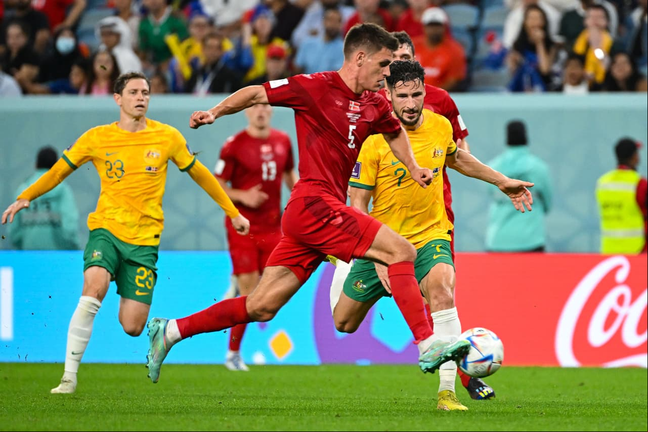 La Selección de Australia venció por la mínima a su similar de Dinamarca para eliminarlos de la Copa del Mundo y acceder al boleto de los octavos de final por segunda vez en su historia.Australia no había llegado a la siguiente fase desde 2006 y a pesar del dominio de los daneses, la defensa de los Socceroos los llevó a conseguir el boleto a los octavos de final de Qatar 2022.